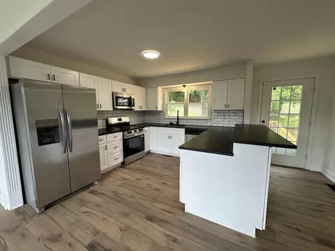 Kitchen - 626 E Barker Ln, Berea, KY 40403 photo 8 of 10