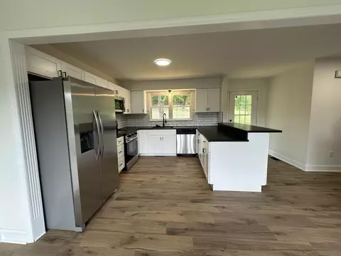 Kitchen - 626 E Barker Ln, Berea, KY 40403 photo 10 of 10