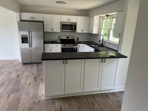 Kitchen - 626 E Barker Ln, Berea, KY 40403 photo 2 of 10