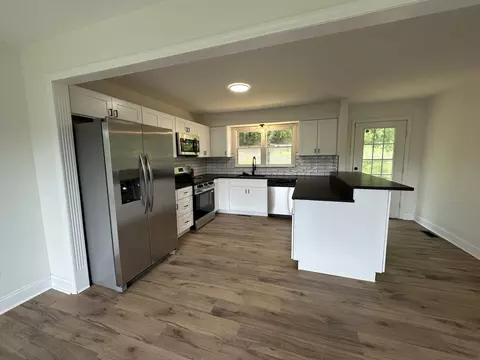 Kitchen - 626 E Barker Ln, Berea, KY 40403 photo 7 of 10