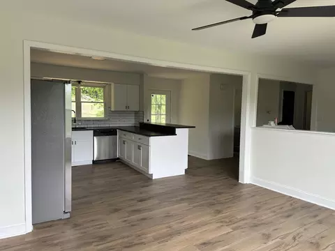 Living - 626 E Barker Ln, Berea, KY 40403 photo 1 of 6