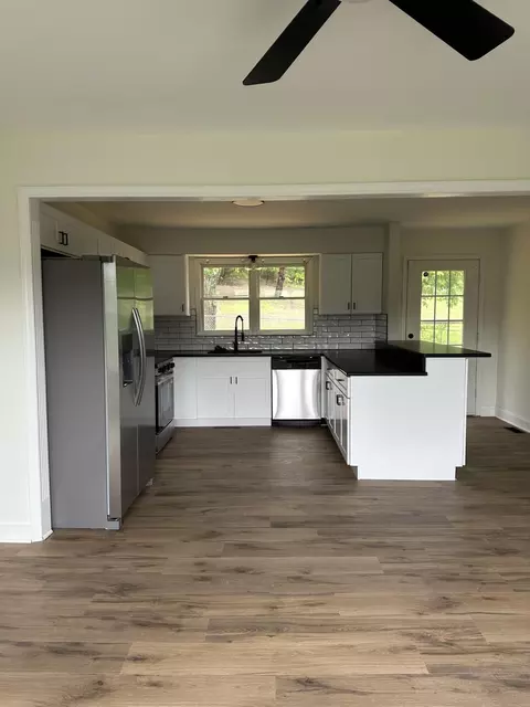 Kitchen - 626 E Barker Ln, Berea, KY 40403 photo 5 of 10