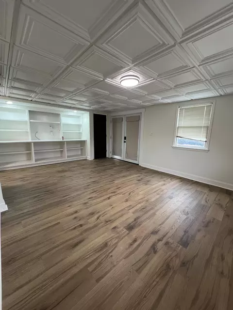 Living - 626 E Barker Ln, Berea, KY 40403 photo 3 of 6