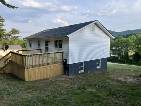 Exterior - 626 E Barker Ln, Berea, KY 40403 photo 2 of 5