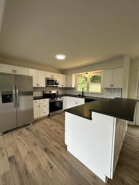 Kitchen - 626 E Barker Ln, Berea, KY 40403 photo 9 of 10