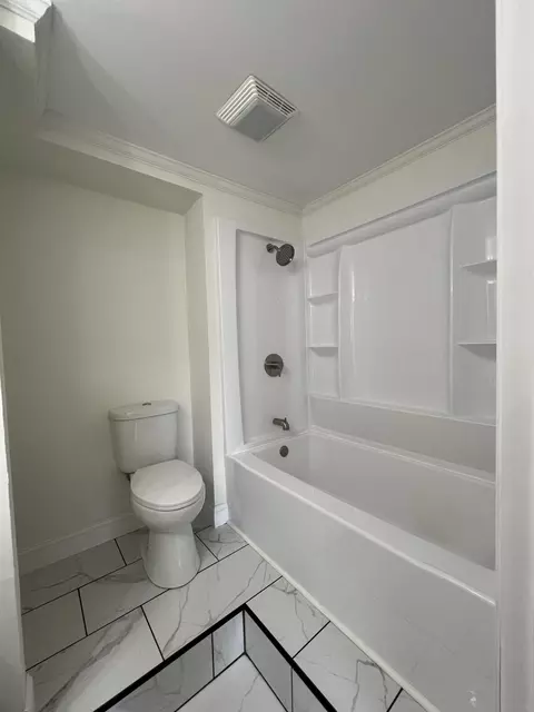 Bath - 626 E Barker Ln, Berea, KY 40403 photo 3 of 6