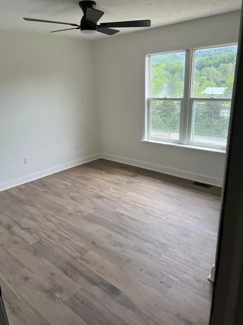 Bedroom - 626 E Barker Ln, Berea, KY 40403 photo 2 of 4