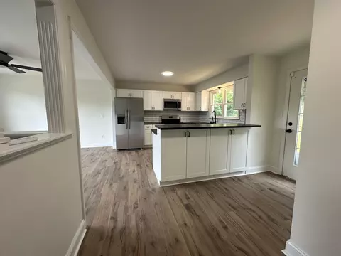 Kitchen - 626 E Barker Ln, Berea, KY 40403 photo 6 of 10