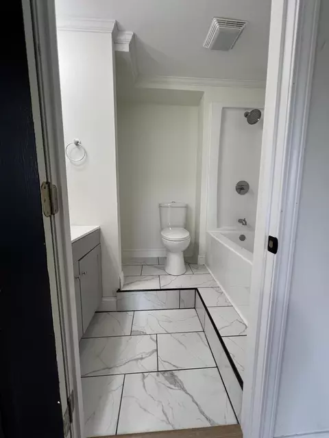 Bath - 626 E Barker Ln, Berea, KY 40403 photo 1 of 6