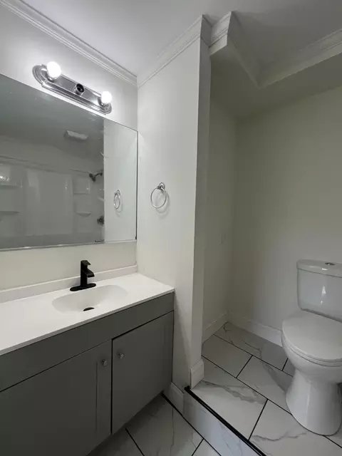 Bath - 626 E Barker Ln, Berea, KY 40403 photo 2 of 6