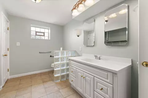 Bath - 965 Gordon Hill Pike, Corbin, KY 40701 photo 7 of 8