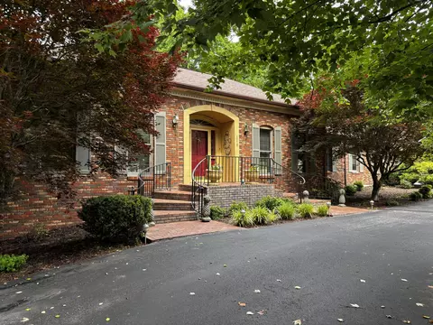 1119 Deer Haven Dr, Frankfort, KY 40601