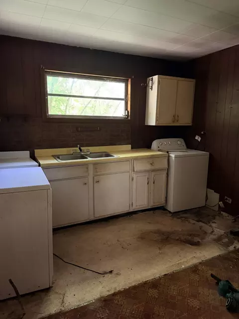 Kitchen - 329 State Highway 522, Baxter, KY 40806 photo 1 of 5