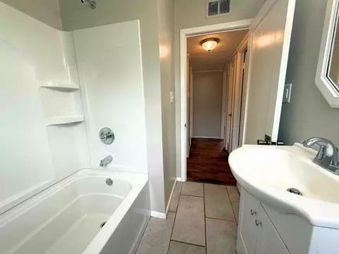 Bath - 306 N Beatty Ave, Corbin, KY 40701 photo 4 of 4