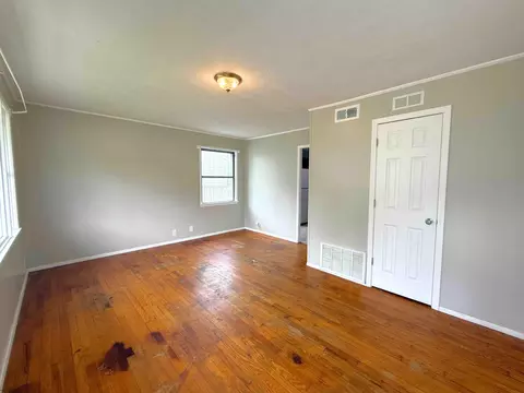 Living - 306 N Beatty Ave, Corbin, KY 40701 photo 2 of 6