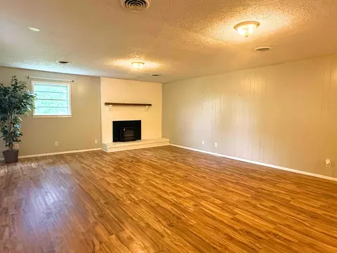 Living - 306 N Beatty Ave, Corbin, KY 40701 photo 4 of 6