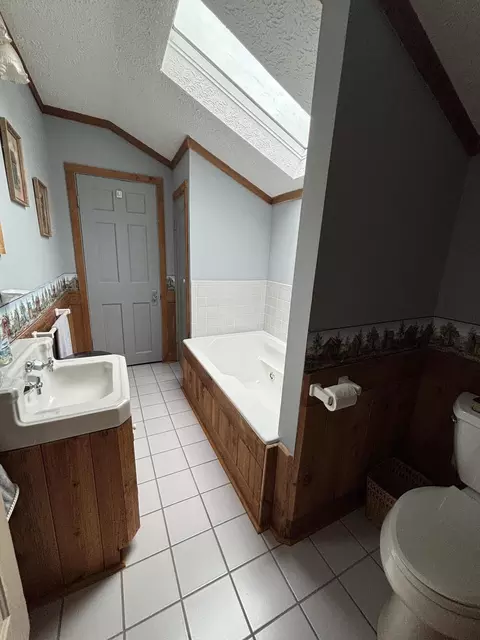 Bath - 411 E 2nd St, Perryville, KY 40468 photo 2 of 4