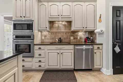 Kitchen - 342 Silver Eagle Dr, London, KY 40744 photo 3 of 5