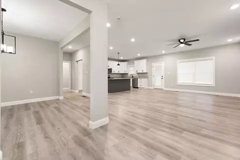 Living - 165 Central Park Ave, Berea, KY 40403 photo 1 of 9