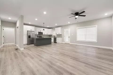Living - 165 Central Park Ave, Berea, KY 40403 photo 2 of 9