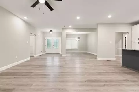 Living - 165 Central Park Ave, Berea, KY 40403 photo 5 of 9