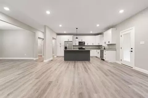 Living - 165 Central Park Ave, Berea, KY 40403 photo 3 of 9