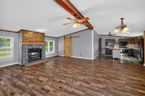 Living - 957 Cane Run Rd, Springfield, KY 40069 photo 3 of 6