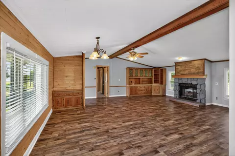 Living - 957 Cane Run Rd, Springfield, KY 40069 photo 5 of 6