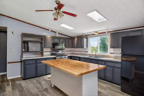 Kitchen - 957 Cane Run Rd, Springfield, KY 40069 photo 2 of 6