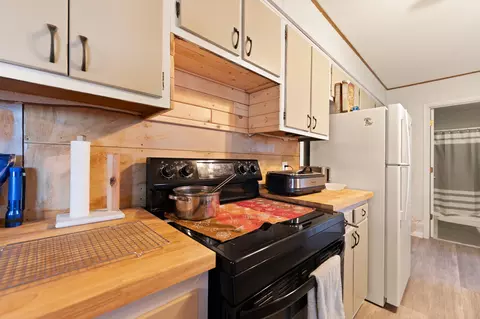 Kitchen - 2665 Kentucky 80, Windsor, KY 42565 photo 2 of 6
