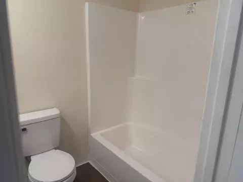 Bath - 48 London Ave, Corbin, KY 40701 photo 2 of 2