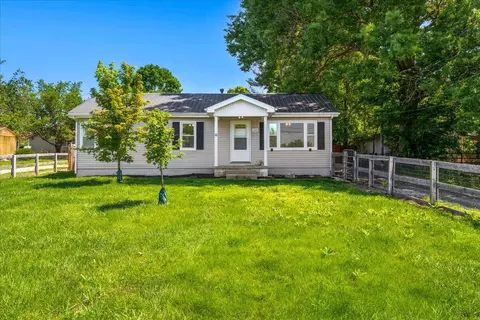 220 Locust Hts, Nicholasville, KY 40356