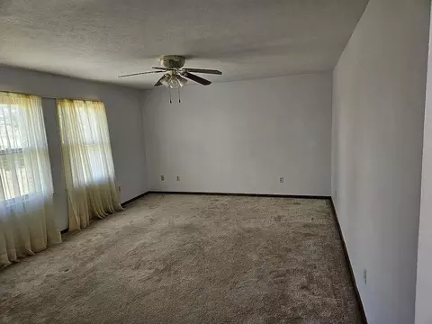 Living - 355 Smith Ln, Berea, KY 40403 photo 1 of 2