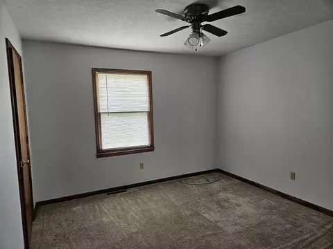 Bedroom - 355 Smith Ln, Berea, KY 40403 photo 4 of 12