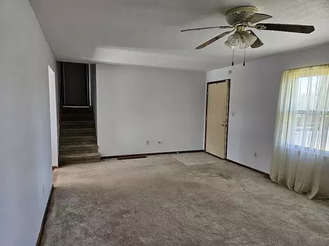 Living - 355 Smith Ln, Berea, KY 40403 photo 2 of 2