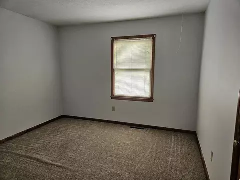 Bedroom - 355 Smith Ln, Berea, KY 40403 photo 7 of 12
