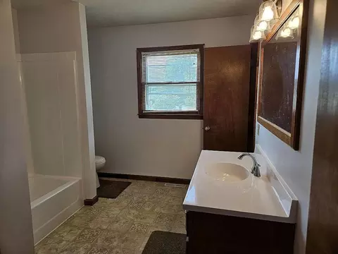 Bath - 355 Smith Ln, Berea, KY 40403 photo 1 of 10