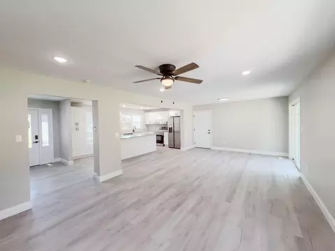 Living - 585 Standard Ave, Corbin, KY 40701 photo 4 of 5