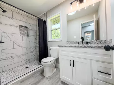 Bath - 585 Standard Ave, Corbin, KY 40701 photo 4 of 5