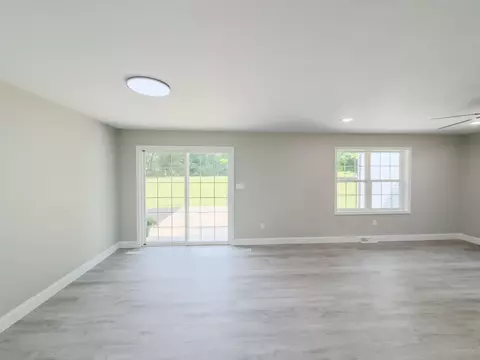 Living - 585 Standard Ave, Corbin, KY 40701 photo 3 of 4