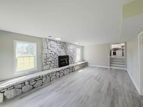 Living - 585 Standard Ave, Corbin, KY 40701 photo 1 of 6