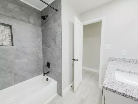 Bath - 585 Standard Ave, Corbin, KY 40701 photo 3 of 5