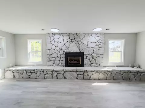 Living - 585 Standard Ave, Corbin, KY 40701 photo 1 of 4