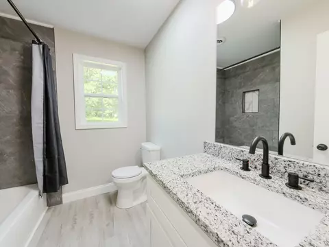 Bath - 585 Standard Ave, Corbin, KY 40701 photo 2 of 5