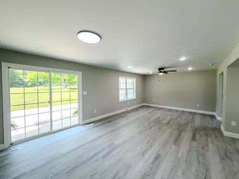 Living - 585 Standard Ave, Corbin, KY 40701 photo 2 of 4