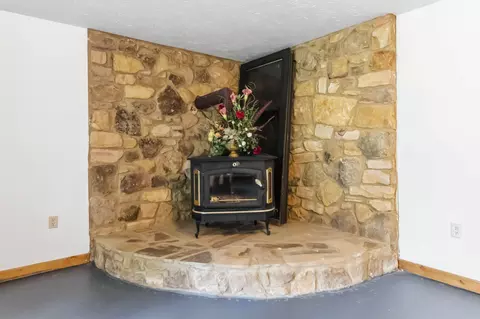 Living - 1803 Patsy Riffe Rd, Middleburg, KY 42541 photo 2 of 2