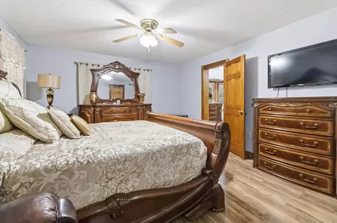 Bedroom - 1803 Patsy Riffe Rd, Middleburg, KY 42541 photo 2 of 6