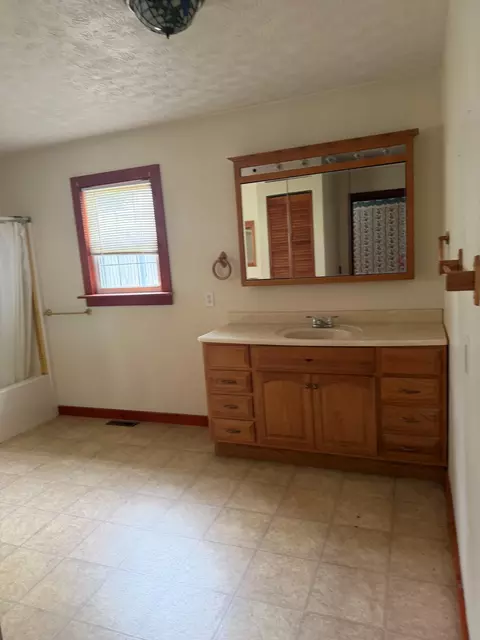 Bath - 318 First St, Midway, KY 40347 photo 1 of 2