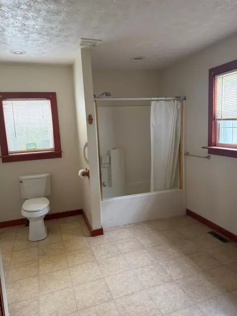Bath - 318 First St, Midway, KY 40347 photo 2 of 2