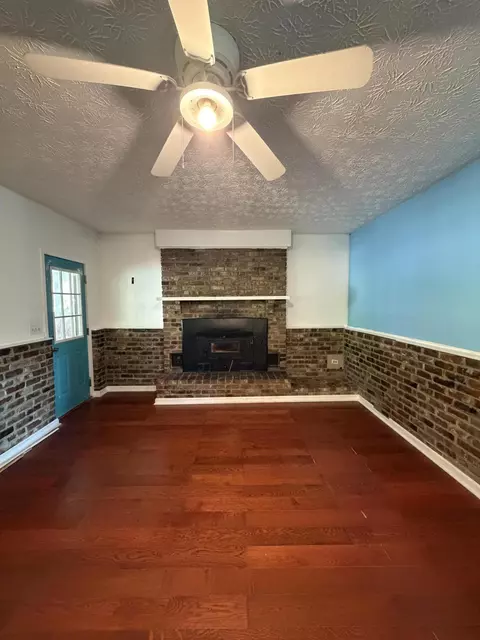 Living - 46 Wendell Ln, Flat Lick, KY 40935 photo 2 of 4